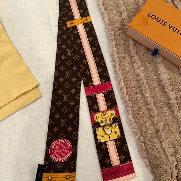 Louis Vuitton Women’s Scarf - Picture 3 of 9